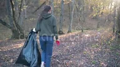问题在于环境。 利他，清理塑料废弃物的森林.. <strong>环保</strong>活动家女孩